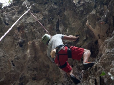 ¿Qué es asegurar?  La habilidad de seguridad más esencial de la escalada en roca