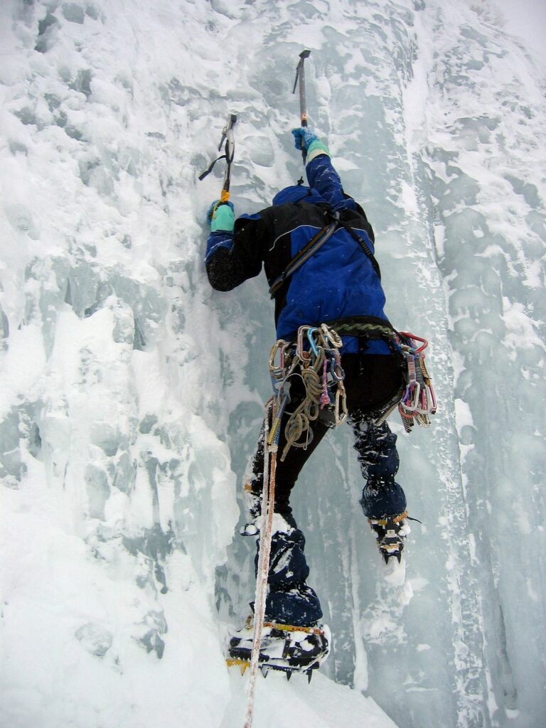¿Qué es la escalada en hielo?  Descubrimos esta espectacular persecución.€
€