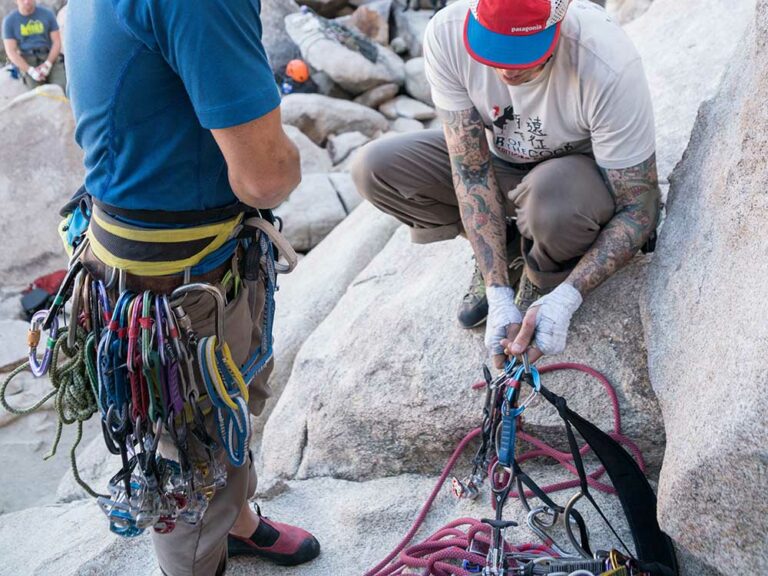 Usos de un mosquetón: conozca el pilar del equipo de escalada en roca