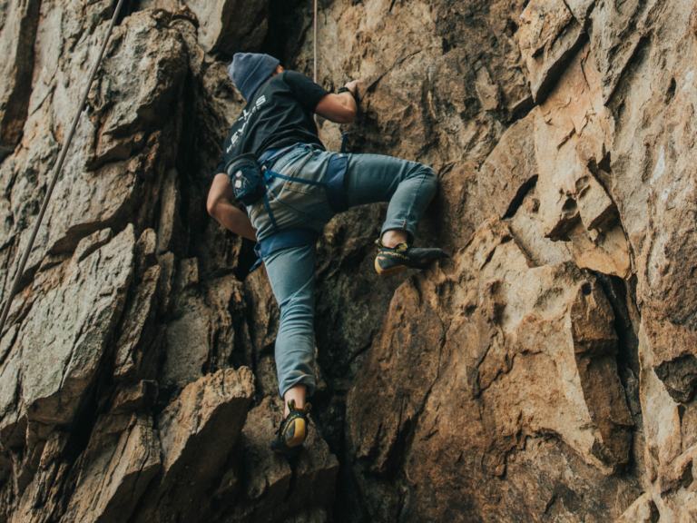 Qué ropa ponerse para escalar en roca: guía para principiantes