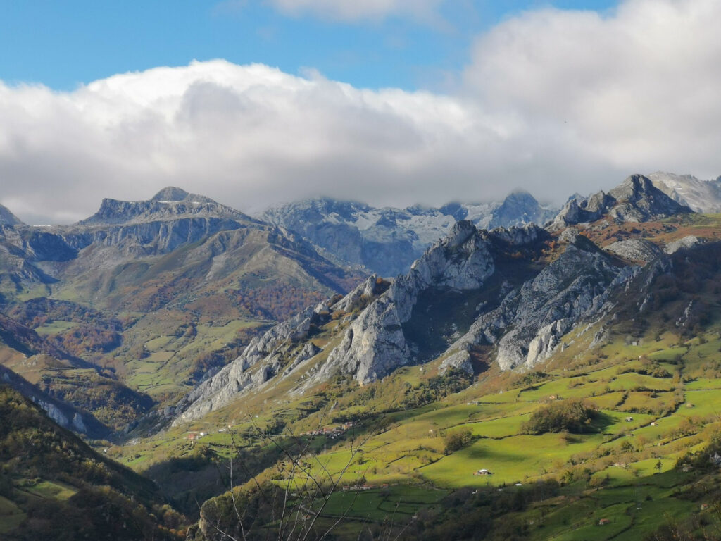 Trekking en los Picos de Europa asturianos. / Foto: Cangas Aventura